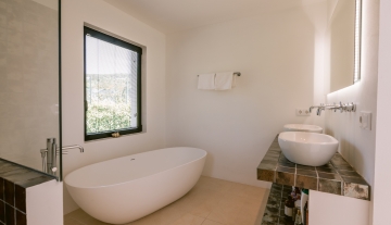 Resa Estates Ibiza te koop for sale huis villa Jesus bathroom tub.jpg